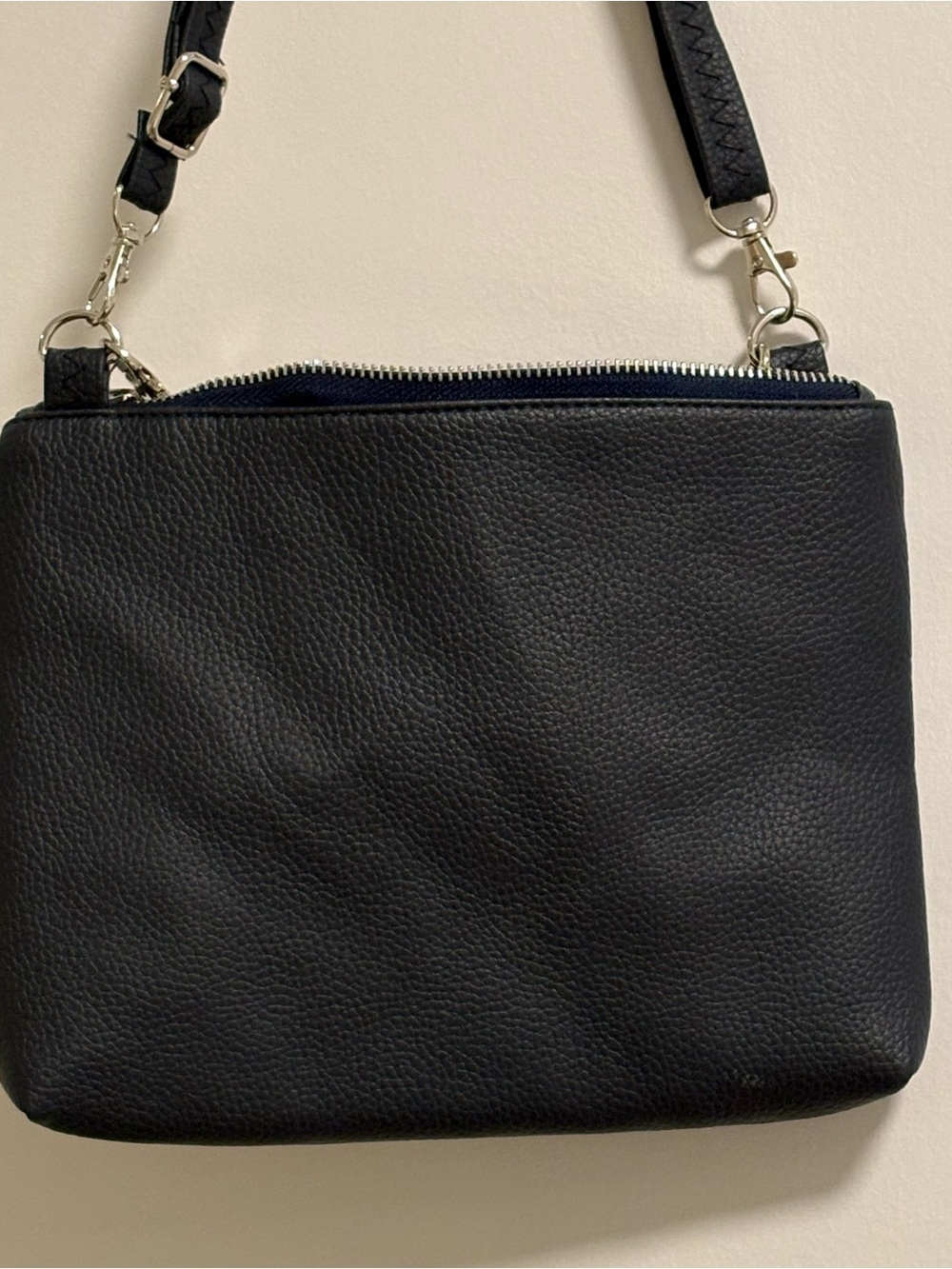 Yankees Crossbody Bag w/ An Added Bag Charm - Picture 7 of 7